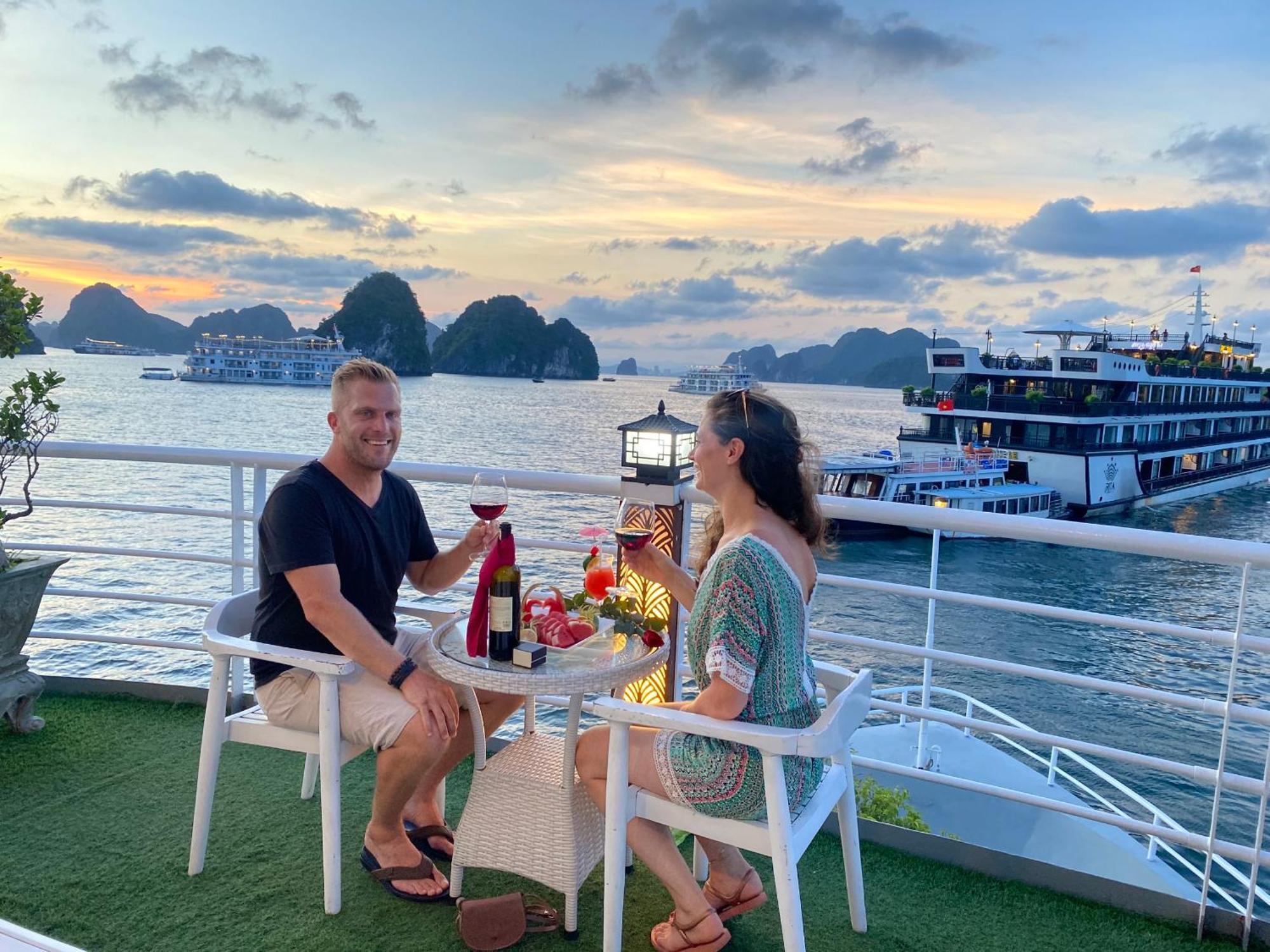 Hotel Halong Sapphire Cruises Ha Long Exteriér fotografie