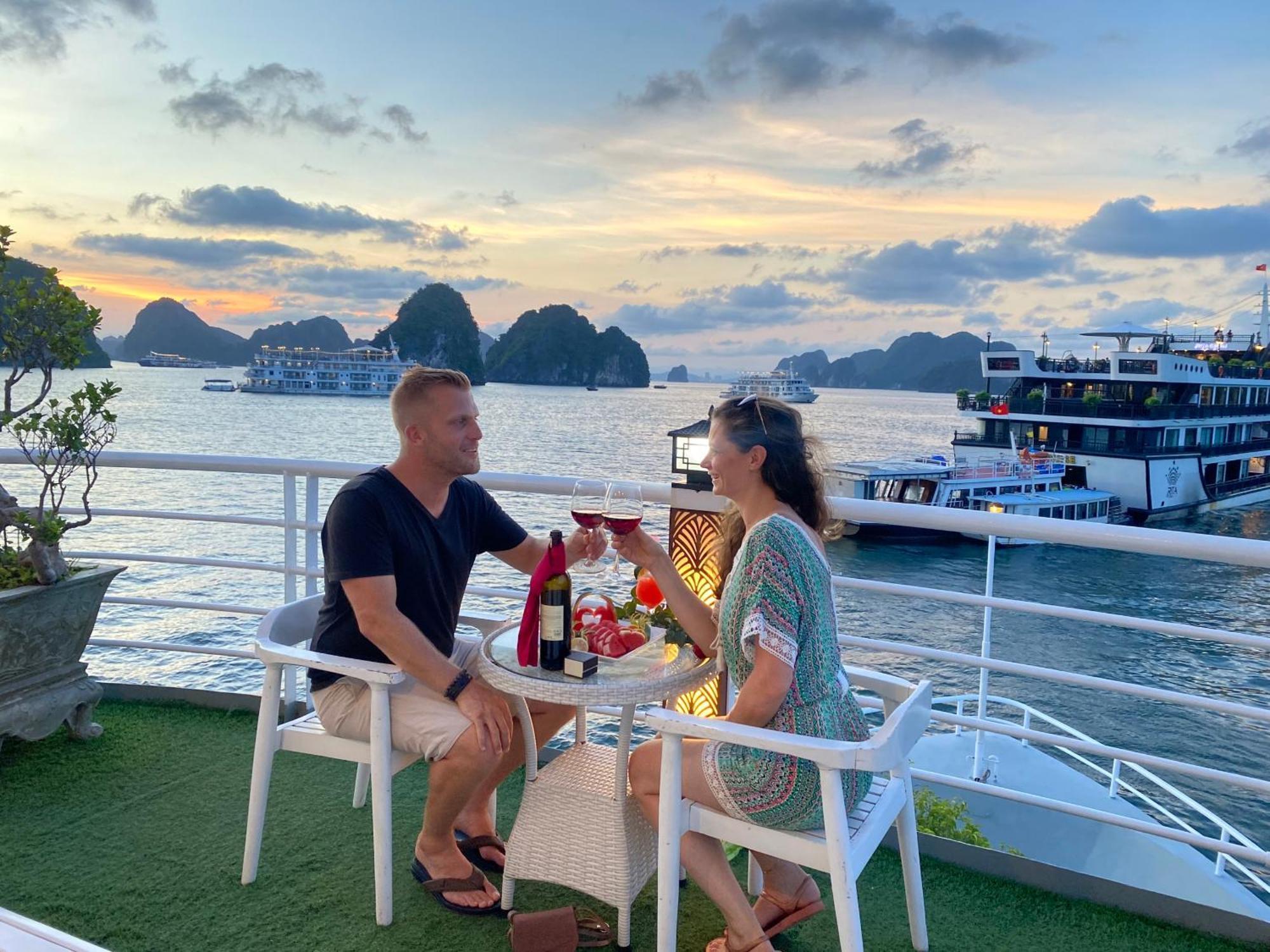 Hotel Halong Sapphire Cruises Ha Long Exteriér fotografie